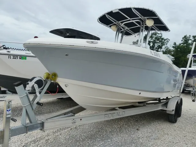 Slide: The Image of Robalo R200 Center Console 2019 - 3