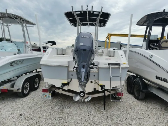 Slide: The Image of Robalo R200 Center Console 2019 - 4