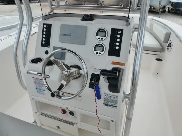 Slide: The Image of Robalo R200 Center Console 2019 - 7