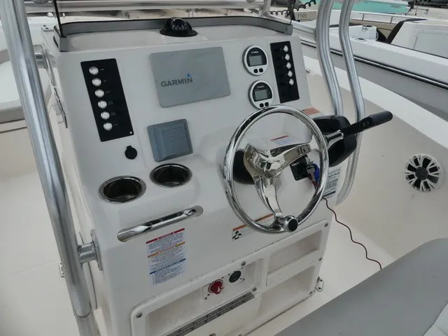 Slide: The Image of Robalo R200 Center Console 2019 - 9