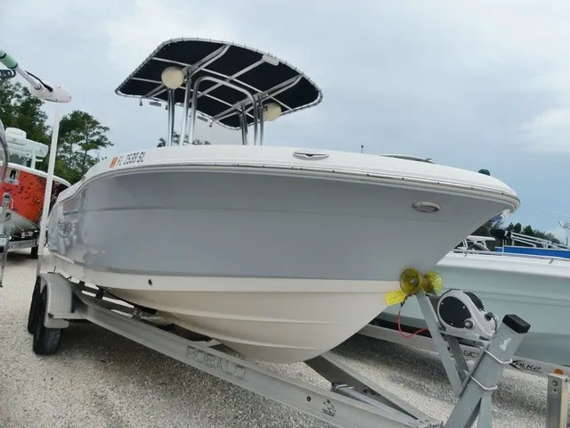 The Image of Robalo R200 Center Console 2019 - 1