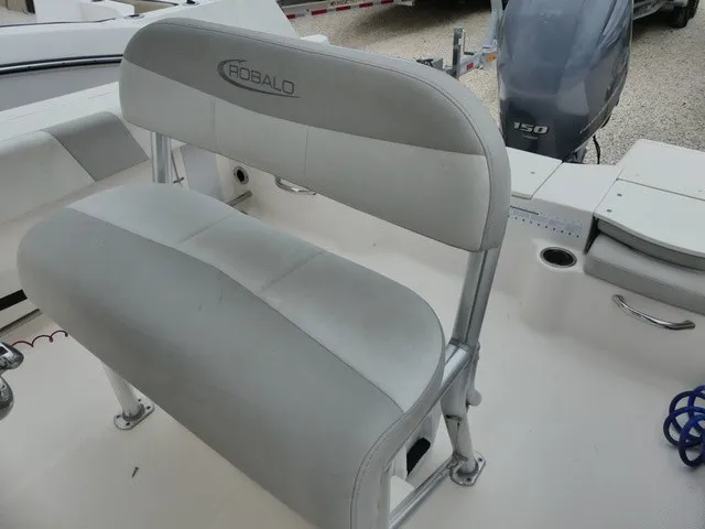Slide: The Image of Robalo R200 Center Console 2019 - 10
