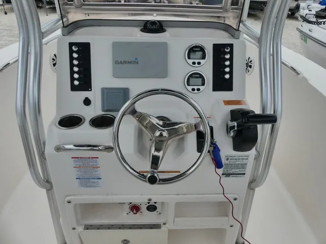 Slide: The Image of Robalo R200 Center Console 2019 - 8