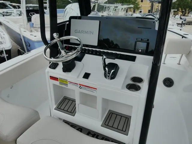 Slide: The Image of Sea Hunt Ultra 245SE 2026 - 9