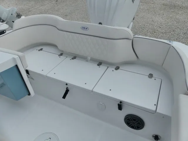 Slide: The Image of Sea Hunt Ultra 245SE 2026 - 5