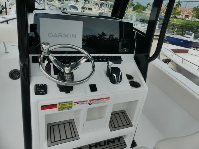 Slide: The Image of Sea Hunt Ultra 245SE 2026 - 7