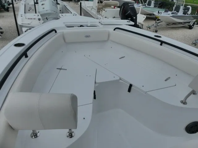 Slide: The Image of Sea Hunt Ultra 245SE 2026 - 12