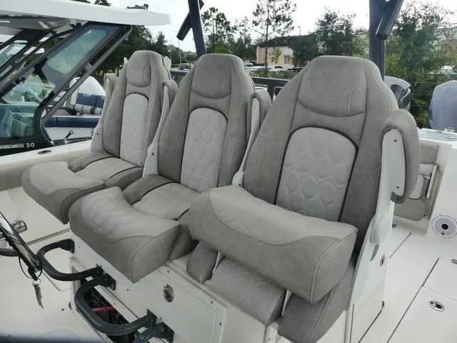 Slide: The Image of Sea Fox 328 Commander 2021 - 13