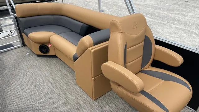Slide: The Image of Landau Island Breeze 25C Sport Rear Lounge Trit 2026 - 10