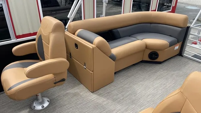 Slide: The Image of Landau Island Breeze 25C Sport Rear Lounge Trit 2026 - 14