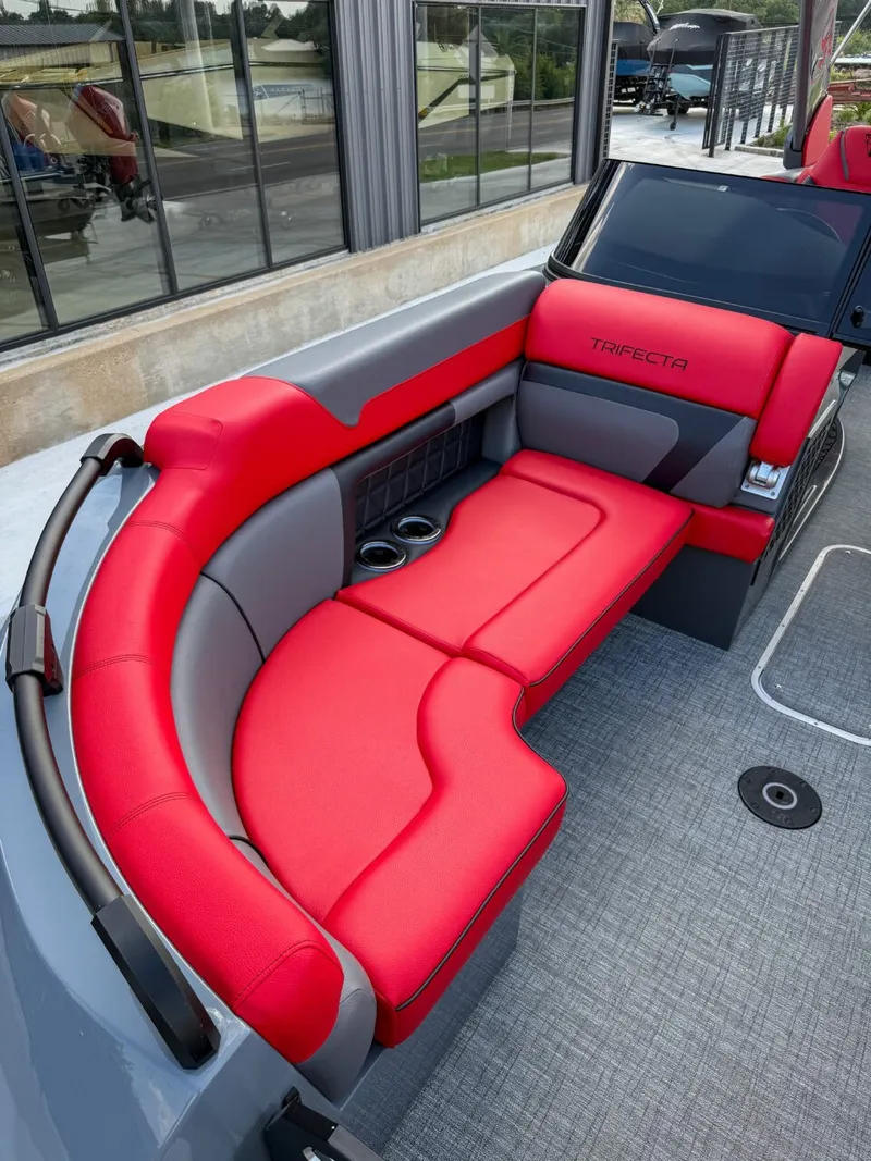 Slide: The Image of Trifecta 25 SPORT RF9 DC 3.0 ARCH 2025: Red and gray seating with cup holders. - 8