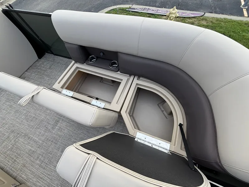 Slide: The Image of Bentley Pontoons 200 LEGACY CRUISE XL 2027 - 13