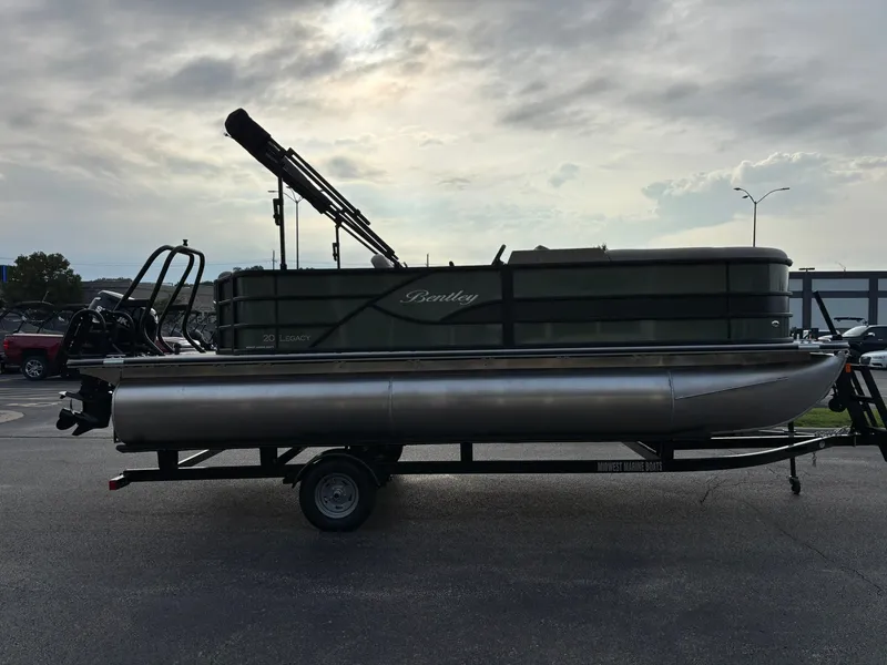 Slide: The Image of Bentley Pontoons 200 LEGACY CRUISE XL 2027 - 6