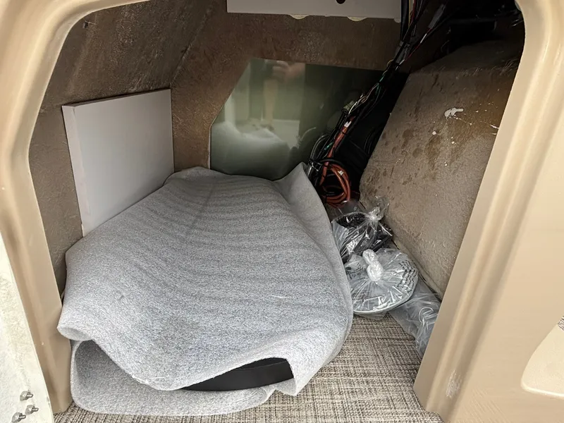 Slide: The Image of Bentley Pontoons 200 LEGACY CRUISE XL 2027 - 17