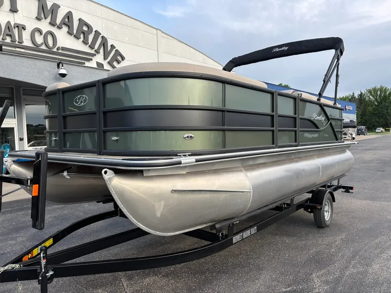 Slide: The Image of Bentley Pontoons 200 LEGACY CRUISE XL 2027 - 4