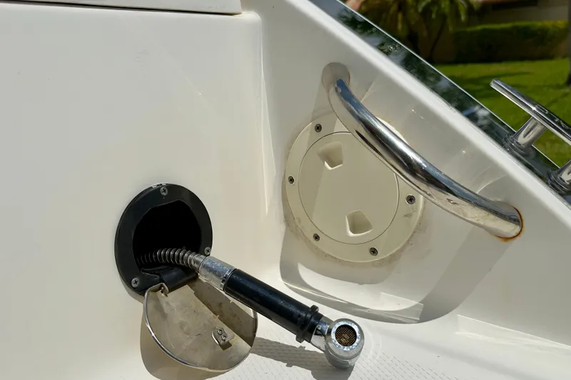 Slide: The Image of 2020 Robalo R230 Center Console boat fuel inlet and handle detail. - 42