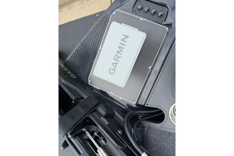Slide: The Image of 2025 Ranger Z518 Cup-Equipped boat with Garmin navigation system. - 9