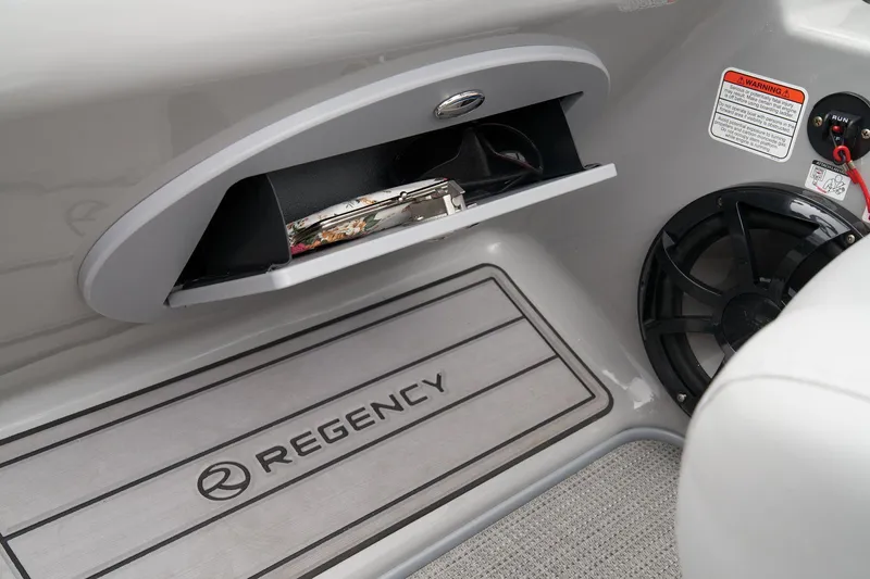 Slide: The Image of Regency 230 LE3 Sport 2025 - 29