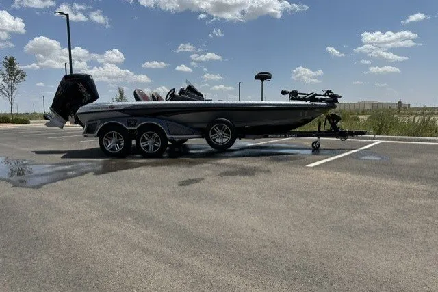 Slide: The Image of 2026 Ranger Z520 boat on trailer in sunny parking lot. - 9