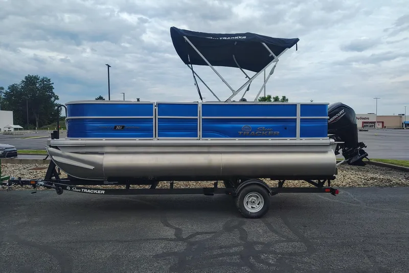 The Image of Sun Tracker Party Barge 18 DLX 2026 - undefined