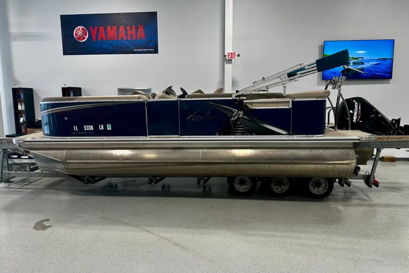 The Image of 2022 Avalon LSZ 2285 CR pontoon boat displayed indoors with Yamaha signage. - 0