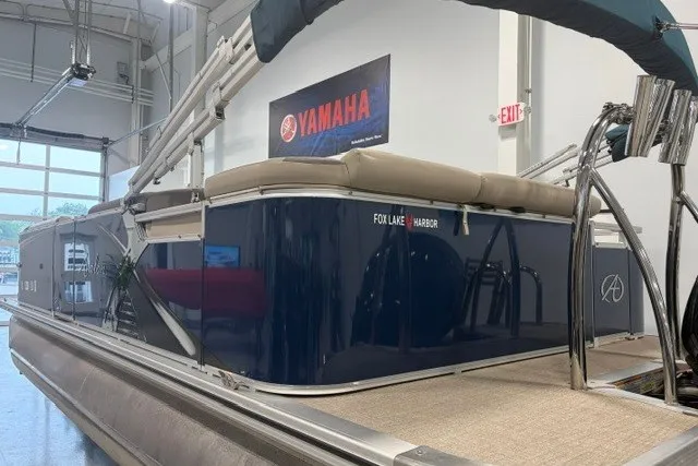 Slide: The Image of 2022 Avalon LSZ 2285 CR pontoon boat displayed indoors with Yamaha signage. - 6