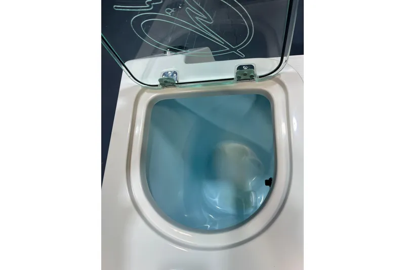 Slide: The Image of Livewell compartment on a 2022 Sailfish 242 CC boat with a transparent lid. - 15