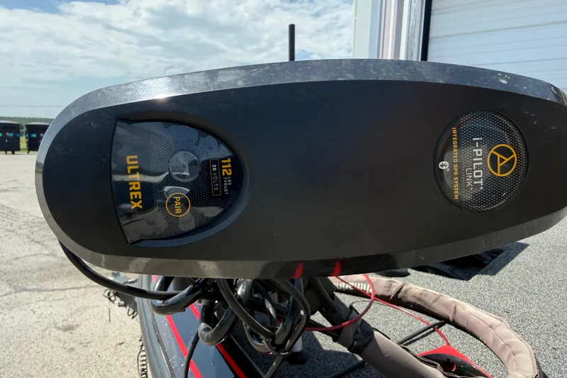 Slide: The Image of Nitro Z20 2021 boat with Ultrex i-Pilot Link GPS system, outdoor setting. - 90