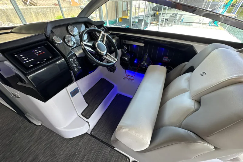 Slide: The Image of Cockpit of 2017 Four Winns H290 boat with steering wheel and control panel. - 7