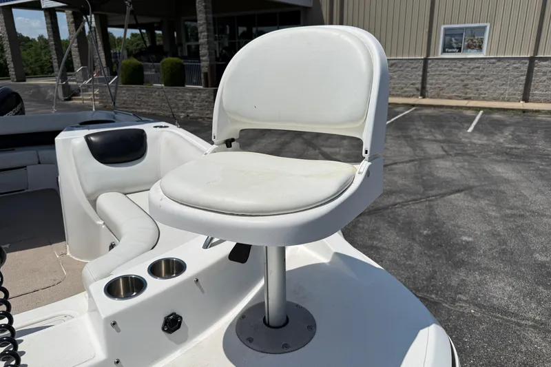Slide: The Image of White captain's chair on 2014 Hurricane SunDeck Sport 188 OB boat deck. - 32