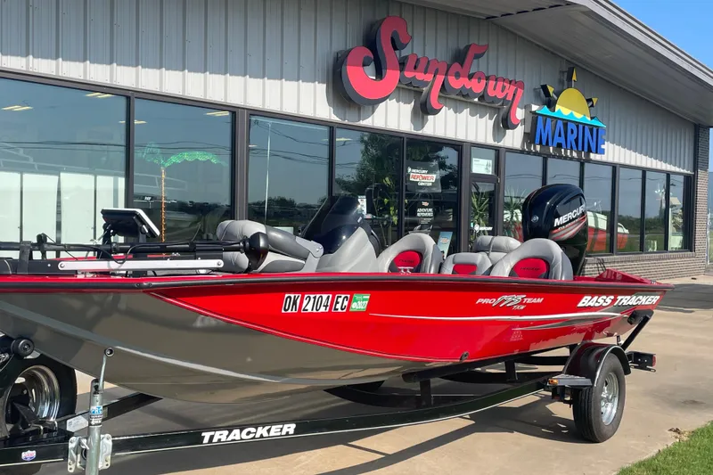 The Image of 2015 Tracker Pro Team 175 TXW bass boat displayed at Sundown Marine dealership. - 0