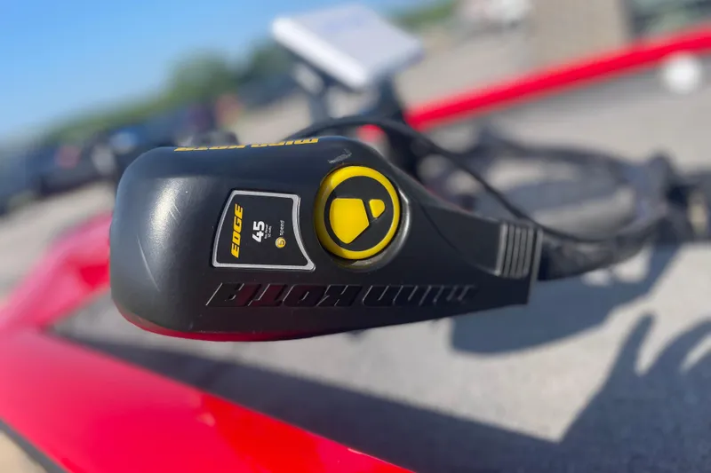 Slide: The Image of Close-up of a Minn Kota Edge trolling motor on a 2015 Tracker Pro Team 175 TXW boat. - 7
