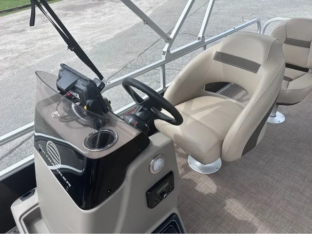 Slide: The Image of Sun Tracker Bass Buggy 18 DLX 2022 - 6
