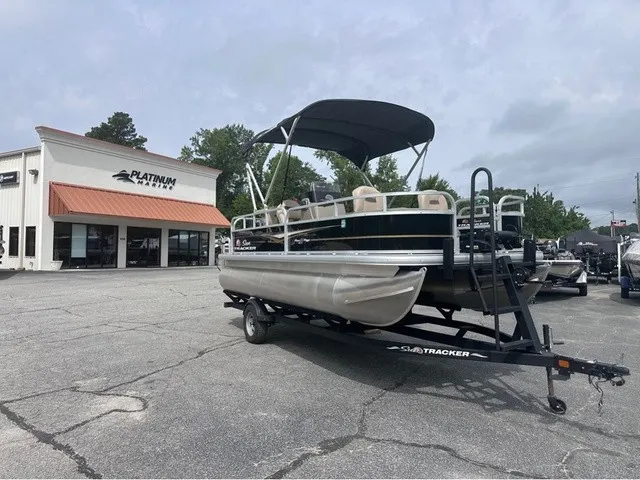 The Image of Sun Tracker Bass Buggy 18 DLX 2022 - 1