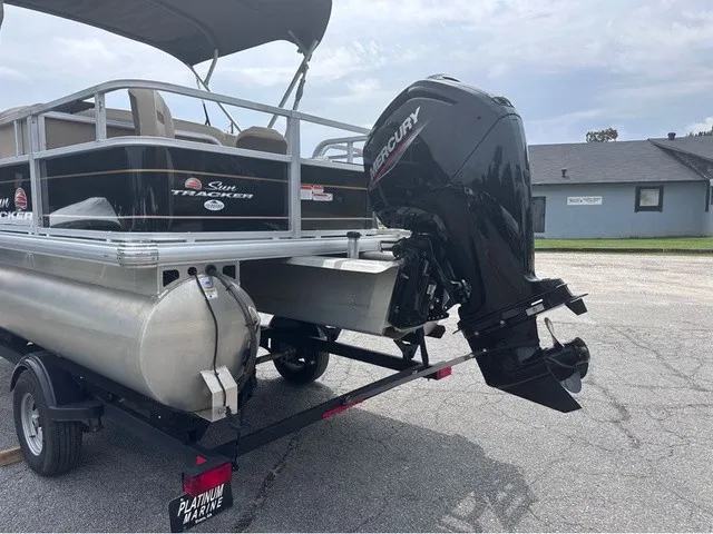 Slide: The Image of Sun Tracker Bass Buggy 18 DLX 2022 - 4