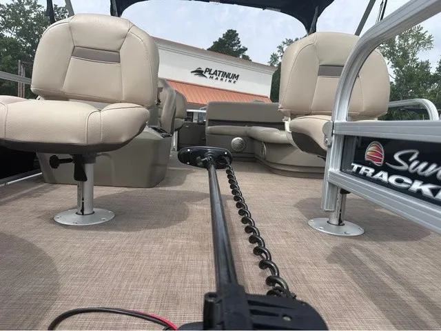 Slide: The Image of Sun Tracker Bass Buggy 18 DLX 2022 - 10