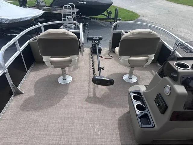 Slide: The Image of Sun Tracker Bass Buggy 18 DLX 2022 - 9
