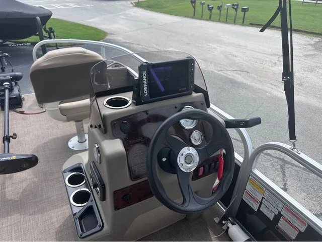 Slide: The Image of Sun Tracker Bass Buggy 18 DLX 2022 - 5