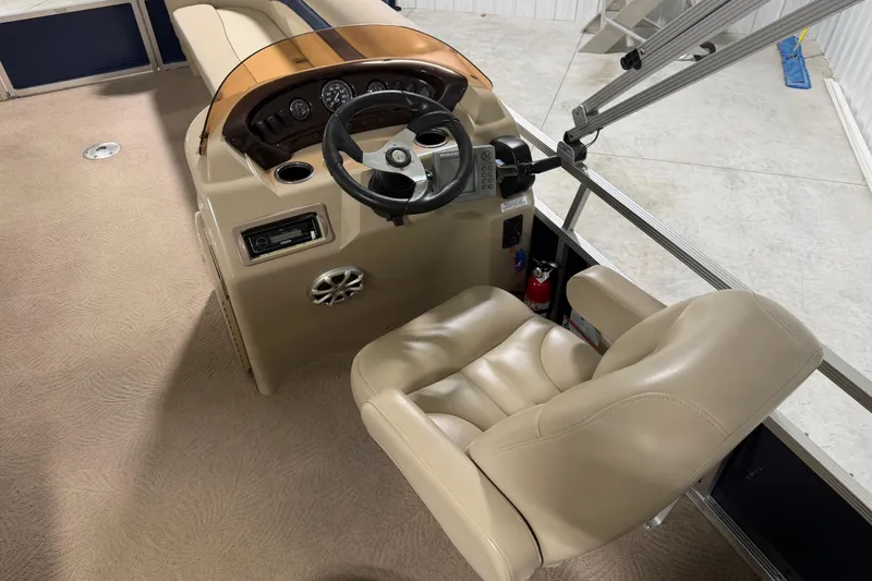 Slide: The Image of Steering console of a 2010 Bennington 20 SLI pontoon boat with beige seating. - 10