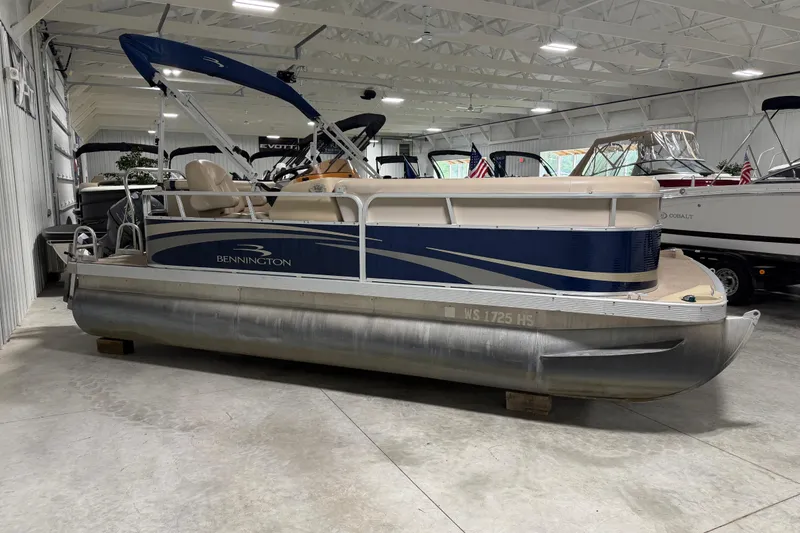 Slide: The Image of 2010 Bennington 20 SLI pontoon boat in indoor showroom, side view. - 14