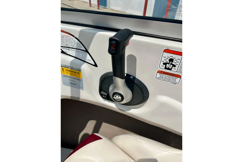 Slide: The Image of 2013 Tahoe Q4i boat throttle control with warning labels and capacity information. - 31