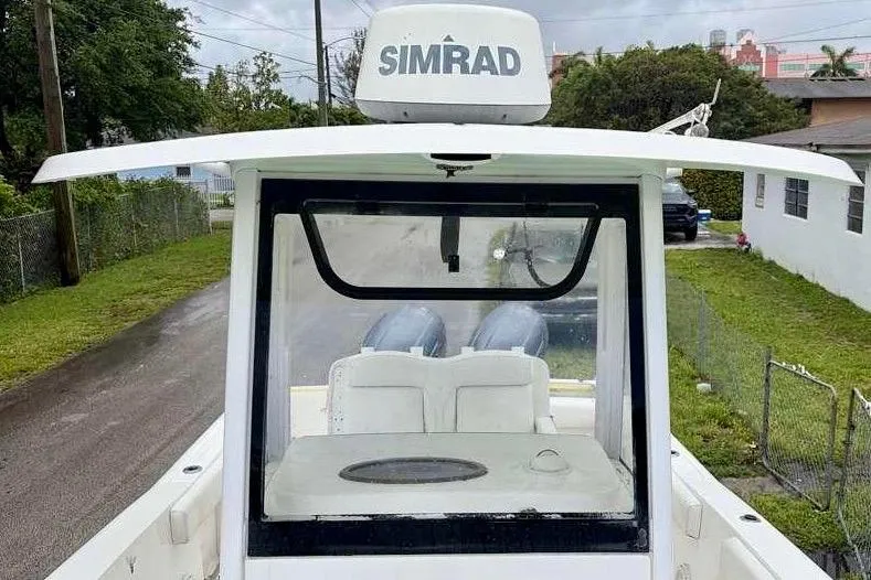 Slide: The Image of 2018 Sea Hunt Gamefish 25 boat with Simrad electronics, viewed from the rear. - 9