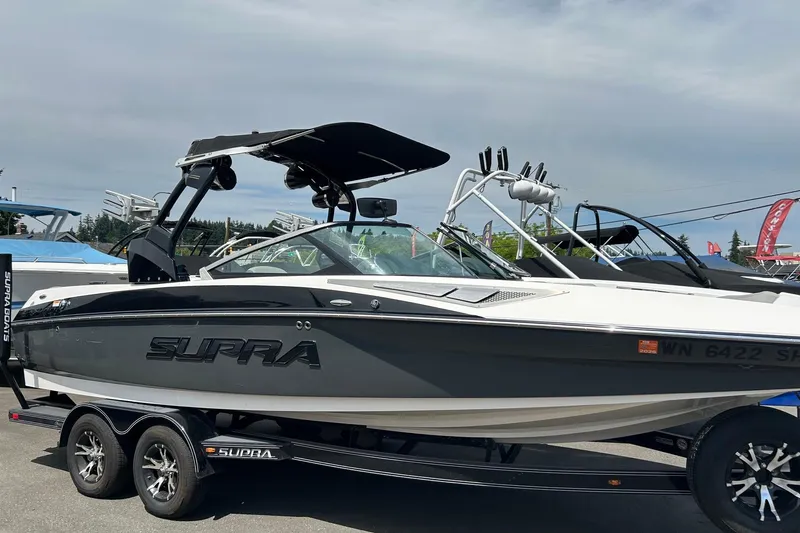 Slide: The Image of 2015 Supra SA 400 boat on trailer, sleek design, black and white color scheme. - 17