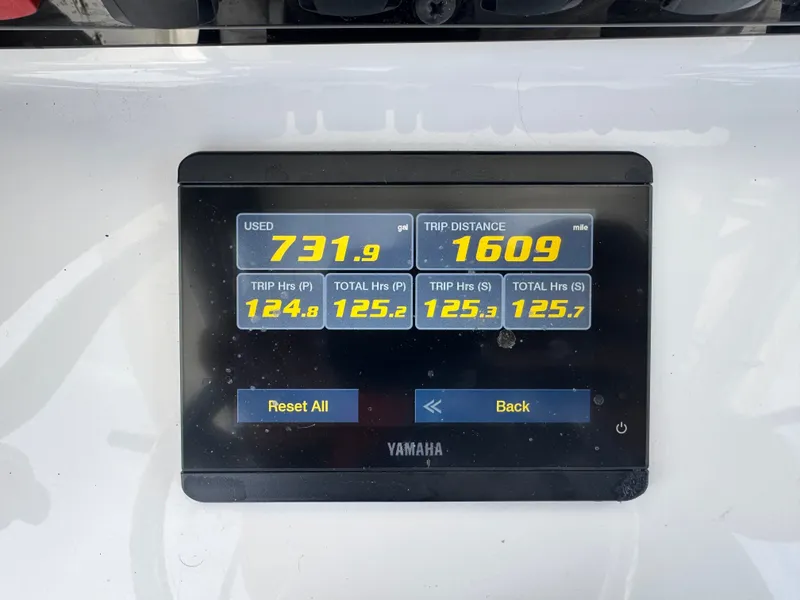 Slide: The Image of A Yamaha display shows boat data such as usage, distance, and operating hours. - 14
