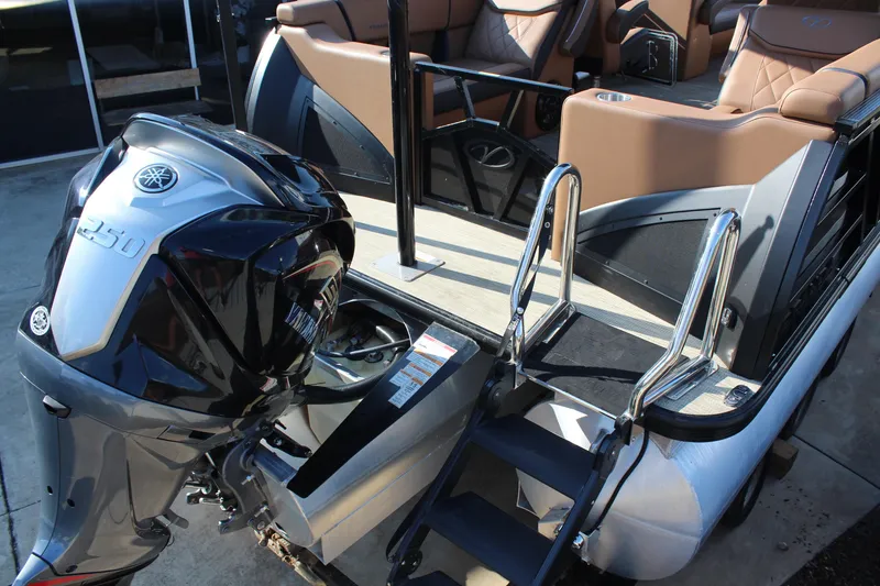 Slide: The Image of 2025 Veranda VTX 22RC boat with Yamaha 250 engine and luxurious seating. - 6