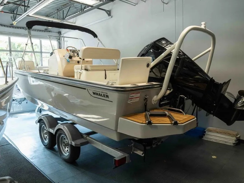 The Image of Boston Whaler 210 Montauk 2027 - 1