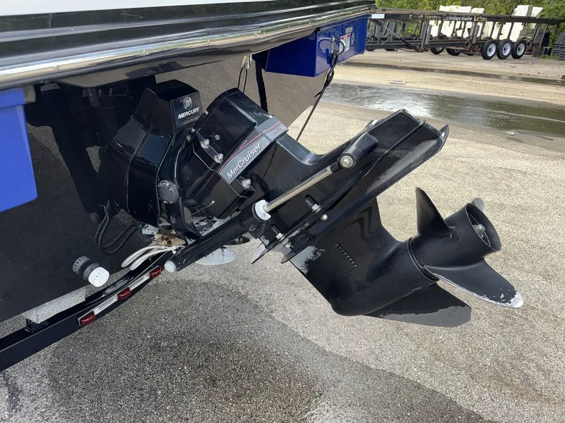 Slide: The Image of The 2015 Starcraft 211 SCX features an outboard motor with a propeller on a trailer. - 27