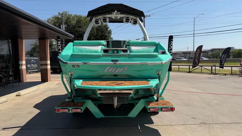 Slide: The Image of A turquoise Tigé Ultré 23ZX from 2025 is parked. It features a modern design. - 4