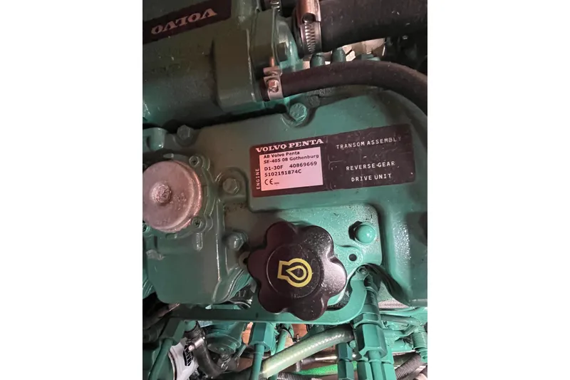 Slide: The Image of Volvo Penta engine in a 1984 Vindo 34 boat, showing transom assembly details. - 15