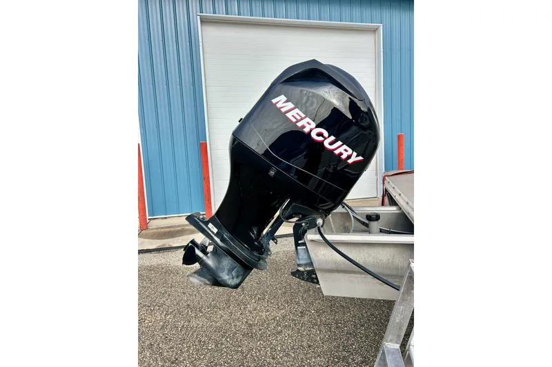 Slide: The Image of Mercury outboard motor on 2010 Sun Tracker Party Barge 20 Classic Series boat. - 12